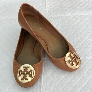 Tori Burch honey brown leather ballerina flats gold tone emblem Sz 5 1/2